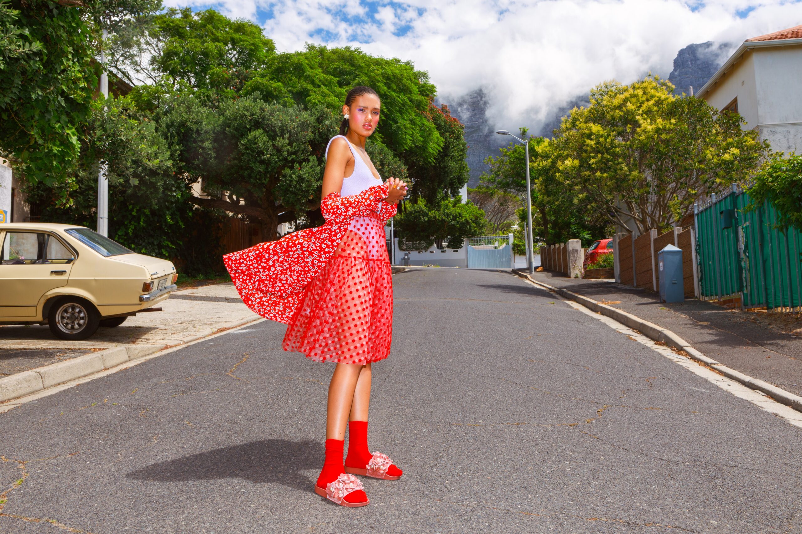 Mädchen mit rotem Kleid auf einer Straße in Südafrika